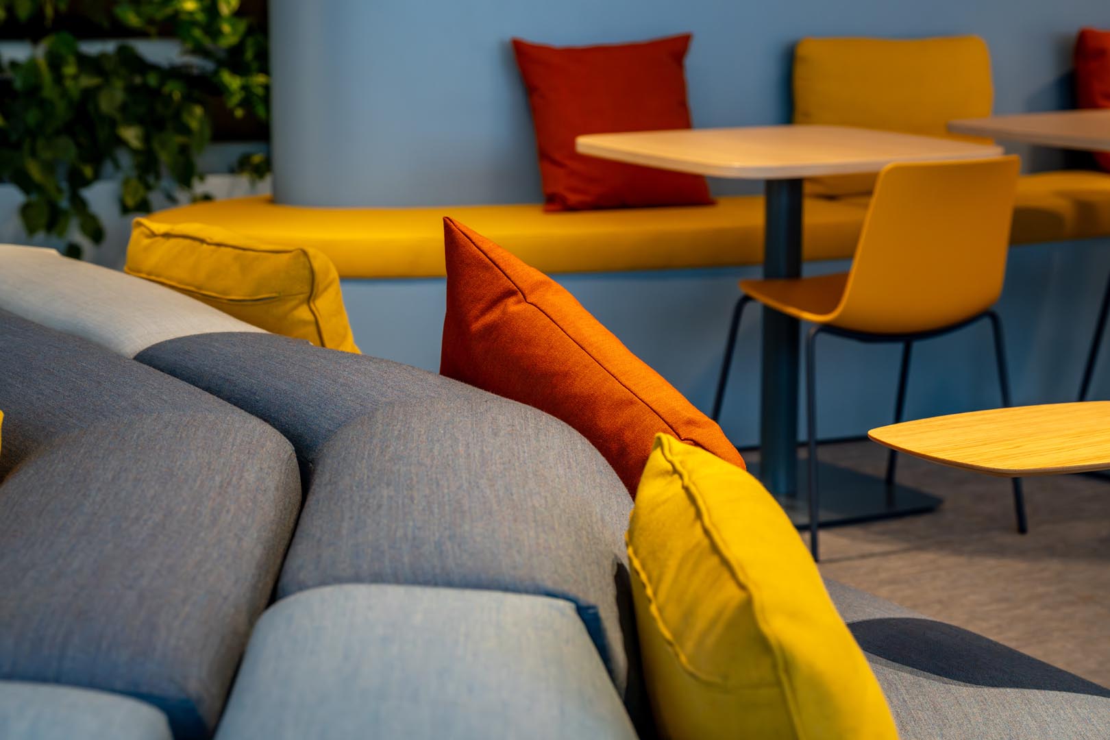 Loungezone met gestoffeerde meubels en zachte materialen die geluid dempen en rust brengen