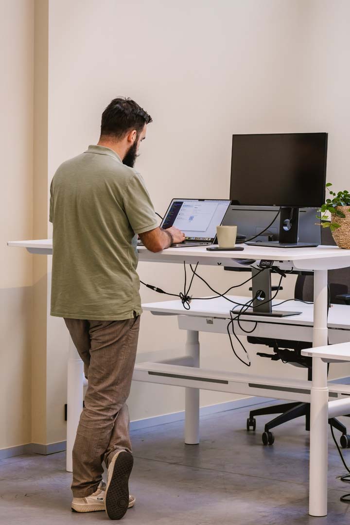 Zit-sta bureau als voorbeeld van ergonomisch werken en afwisseling tussen zittend en staand werk